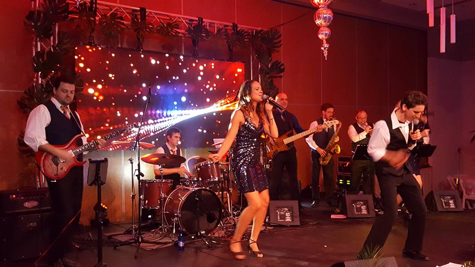 DJ booth avec piste de danse illuminée