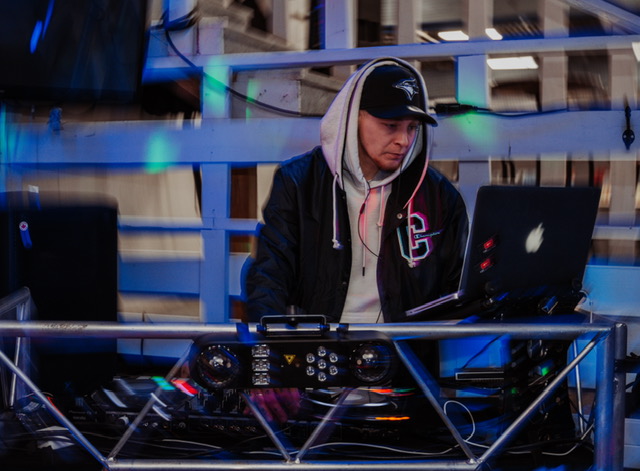 Petit setup DJ avec haut-parleurs et lumières