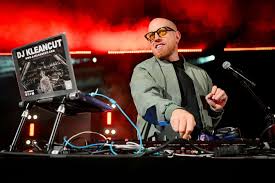 Réception de mariage avec DJ et éclairage chaleureux