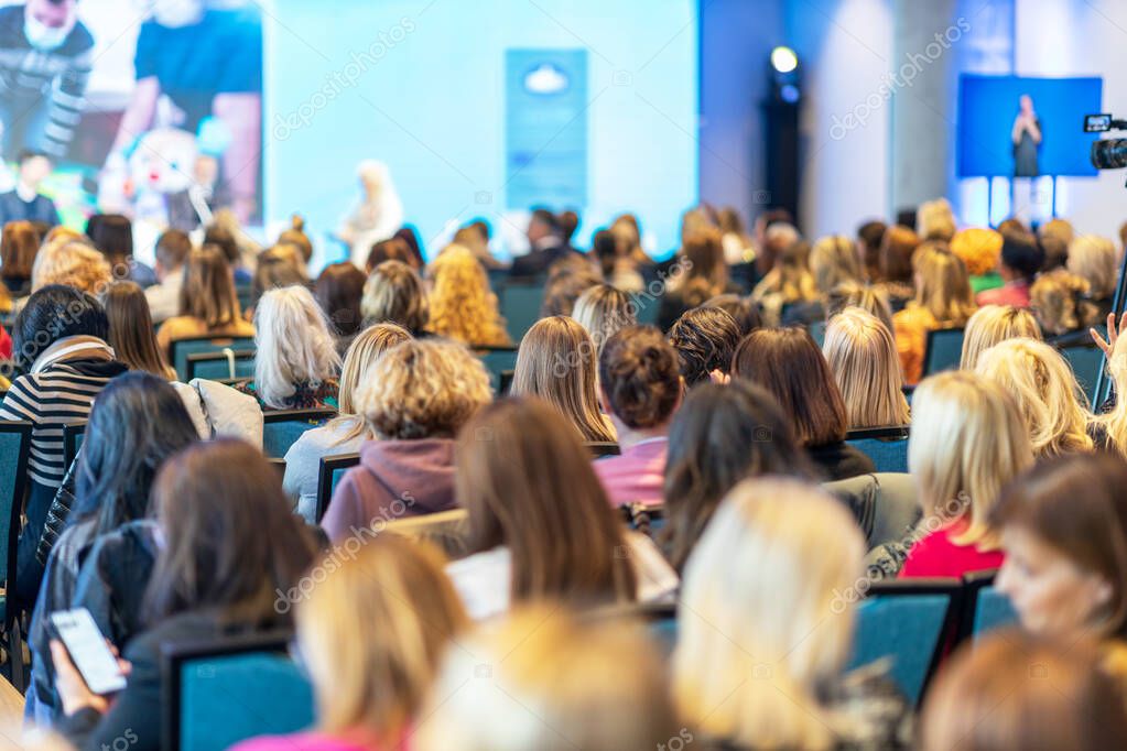 Conférence hybride avec caméras et écrans