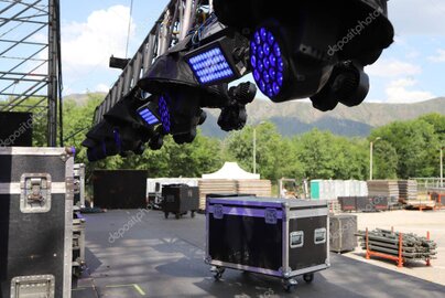 Festival local extérieur avec scène