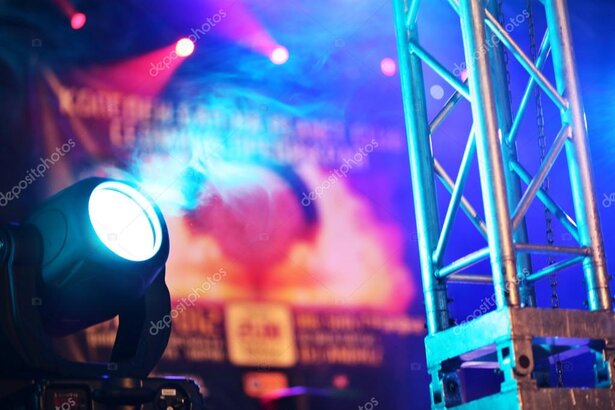 Scène de festival avec son et éclairage
