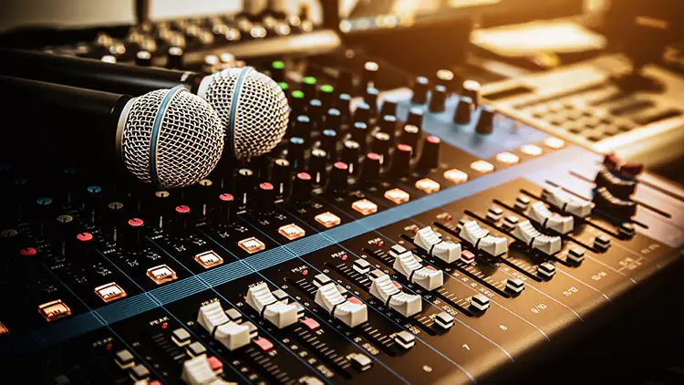 Console et haut-parleurs pour sonorisation